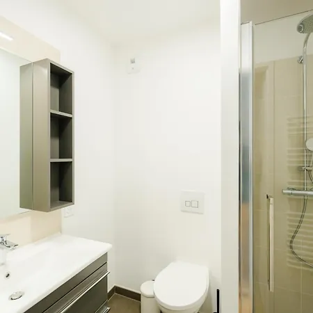 Confort Absolu A ,superbe Renove 7 Avec Salles De Bain Privatives Appartement *