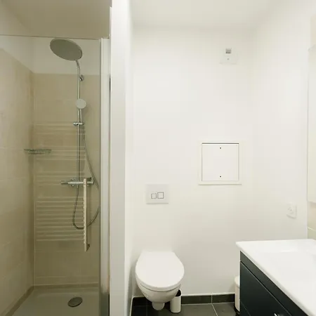 Confort Absolu A ,superbe Renove 7 Avec Salles De Bain Privatives Appartement Paris