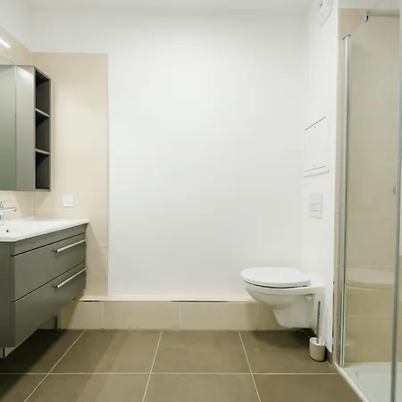 Confort Absolu A ,superbe Renove 7 Avec Salles De Bain Privatives Appartement *